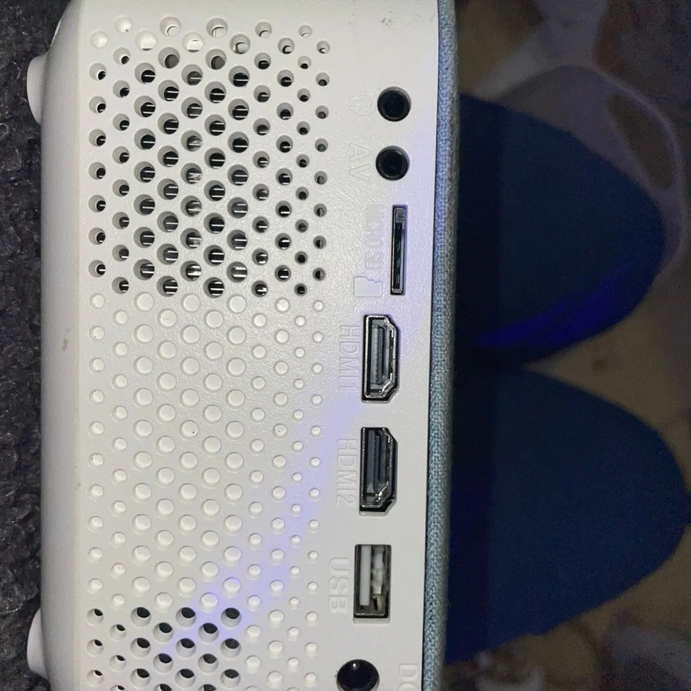 Compact Blue Projector - Picture 5 of 7